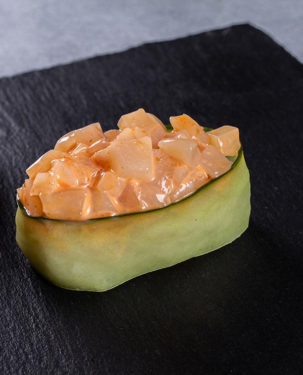 Гункан-суши гребешок с соусом кимчи
