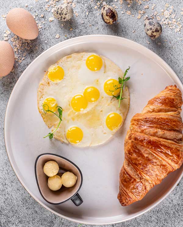 Яичница из перепелиных яиц с круассаном и сливочным маслом
